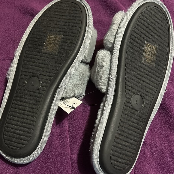 NWT Joe Fresh gray fuzzy slippers size large (us 9-10) - Picture 2 of 2